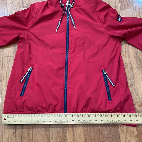 Tommy Hilfiger Woman’s Windbreaker with Hood Red Full Zipper Pockets Lightweight - Picture 6 of 16